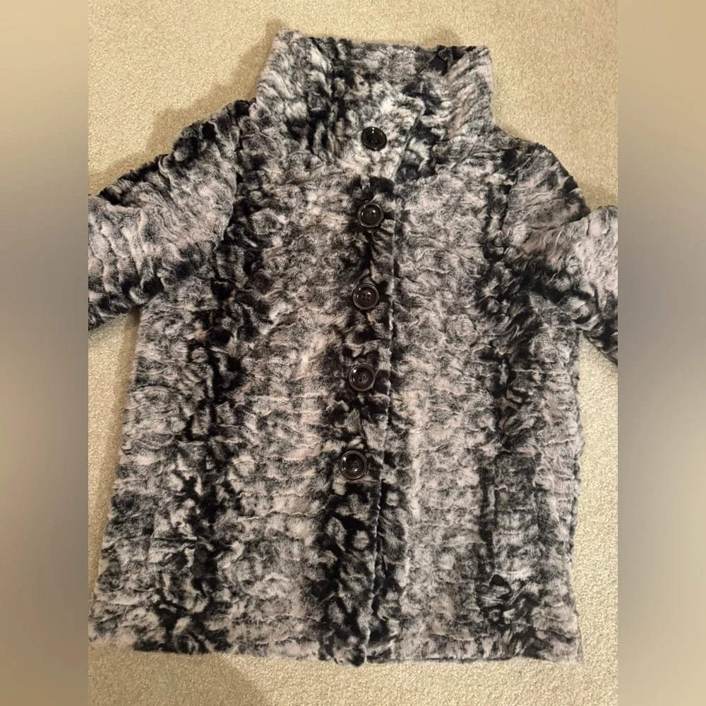 NWOT Monochrome Faux Fur Women’s Coat Size Small - Picture 6 of 9